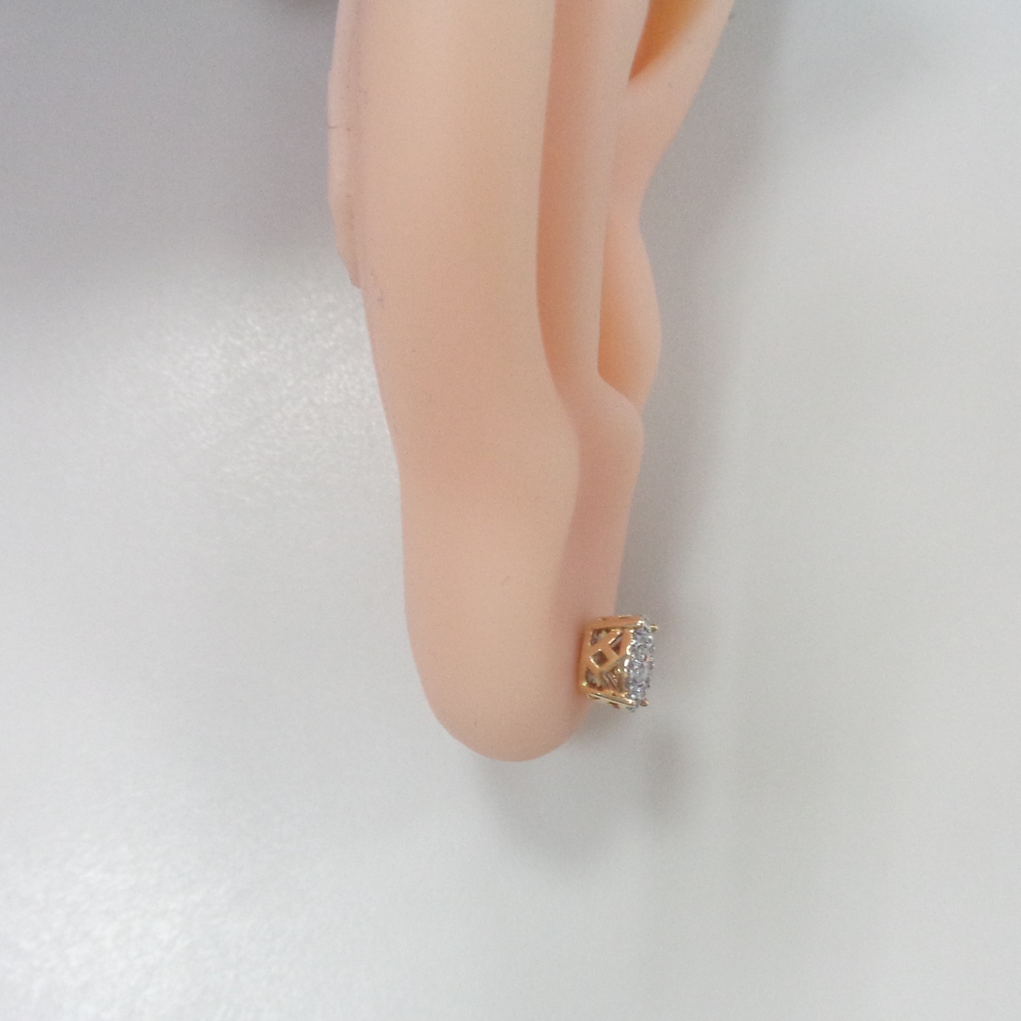 Золотые серьги-пусеты 585 пробы; родий; вставки 2 Бр.Кр-57 0,121 3/6А; 16 Бр.Кр-57 0,074 3/6А; 36 Бр